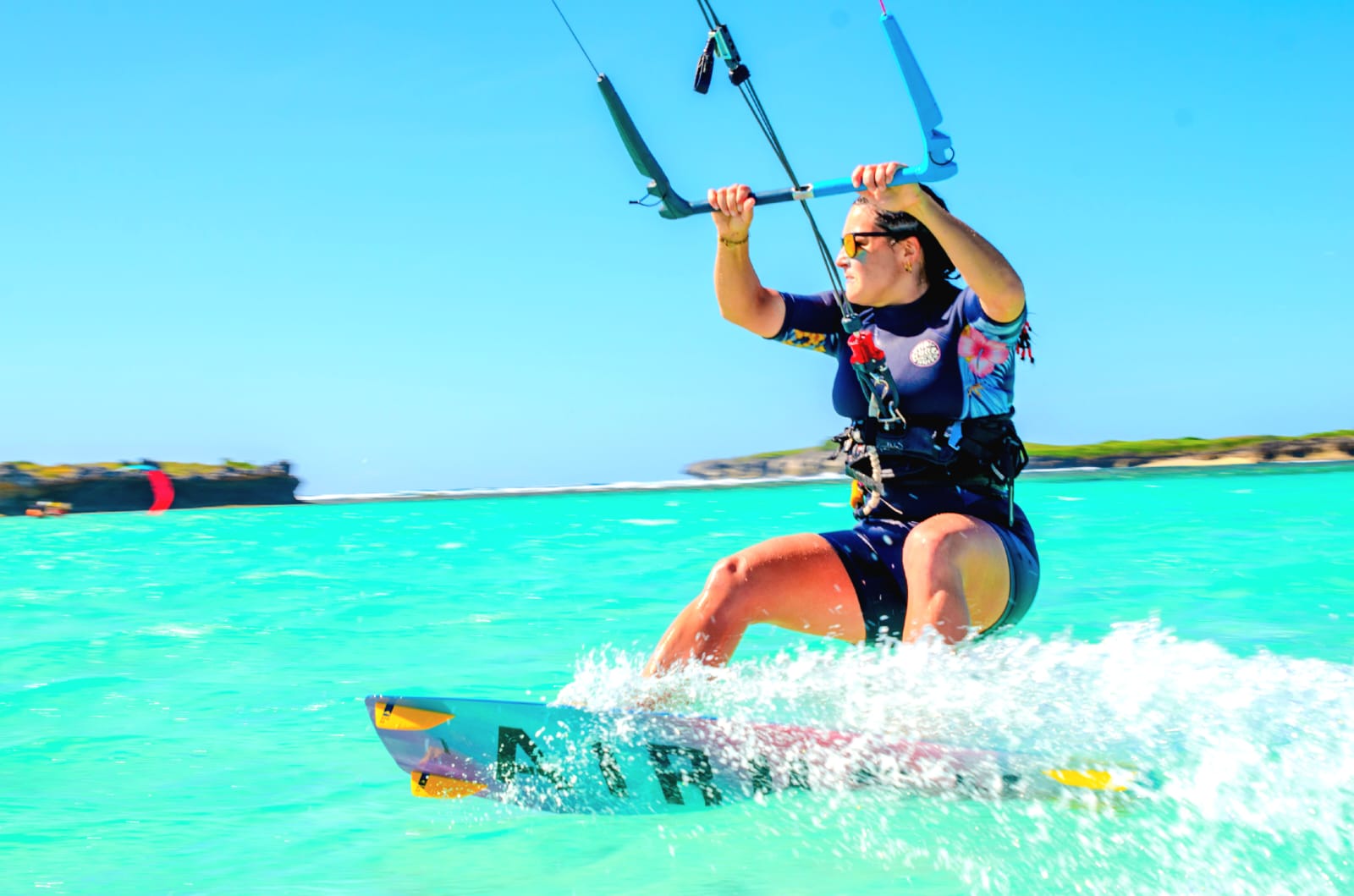 Cours de kitesurf pour débutant sur un lagon plat