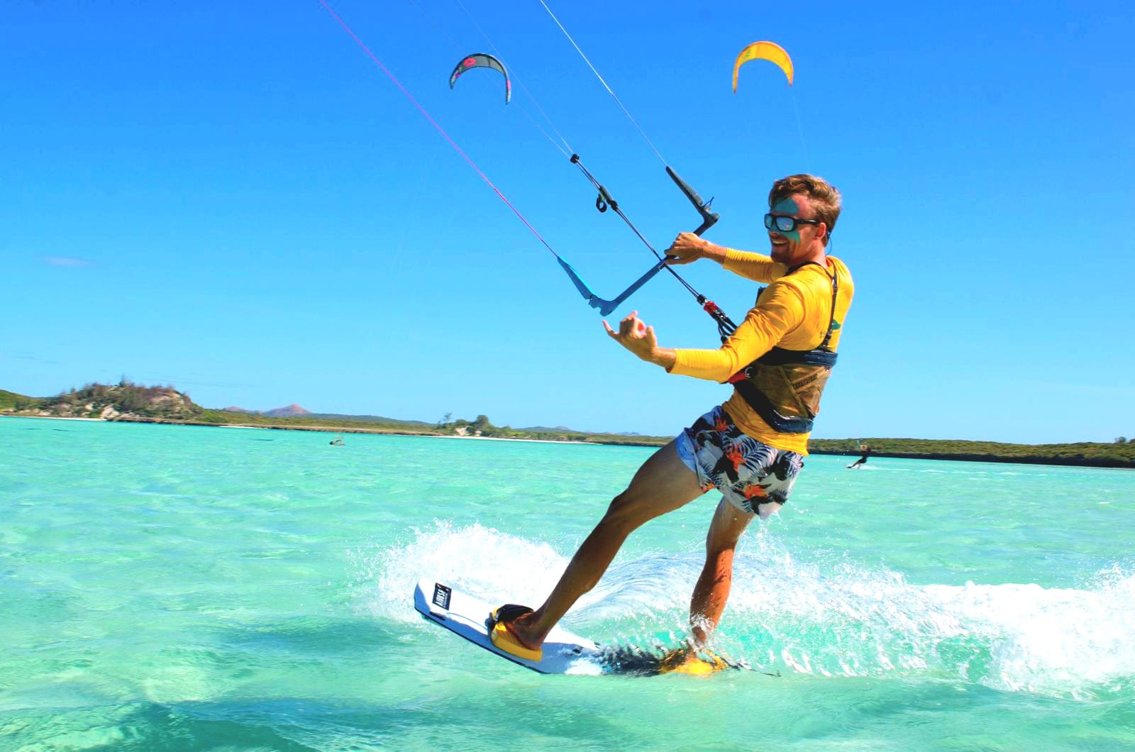 Coach de kitesurf donnant des conseils à son élève